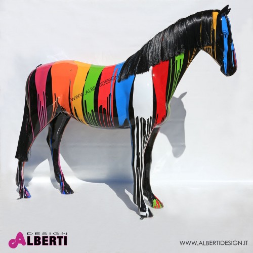 963 PLCAVALLOSTR_a Cavallo artistico in vetroresina con strisce di colore 205x240cm