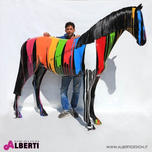 963 PLCAVALLOSTR_f Cavallo artistico in vetroresina con strisce di colore 205x240cm